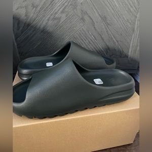 New never worn Yeezy slides men’s 11 in color dark onyx